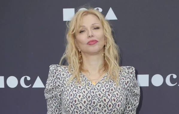 « MON CORPS A SIMPLEMENT EXPLOSÉ » : COURTNEY LOVE RÉVÈLE AVOIR « FAILLI MOURIR » EN 2019