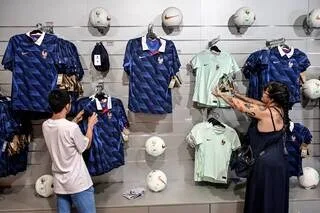 COUPE DU MONDE 2026. « TOUS MES COPAINS LE VEULENT » : DE 10 € À 160€, LES MAILLOTS DE FOOT SONT PARTOUT