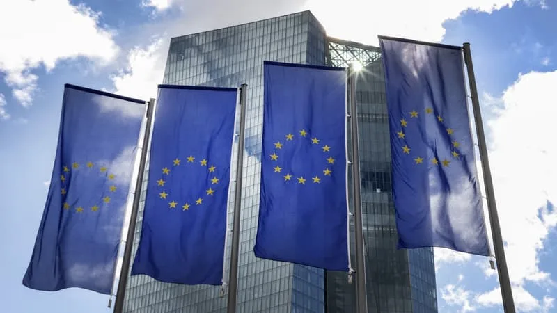 LES BANQUES NE LE VEULENT PAS MAIS LA BCE INSISTE CAR ELLE CRAINT DONALD TRUMP: LE PROJET D’EURO EST FINALEMENT APPROUVÉ PAR LES EURODÉPUTÉS DE LA COMMISSION DES FINANCES
