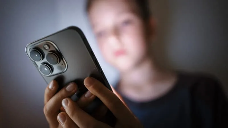 LA NOUVELLE-ZÉLANDE TENTE À SON TOUR D’INTERDIRE LES RÉSEAUX SOCIAUX POUR LES MOINS DE 16 ANS