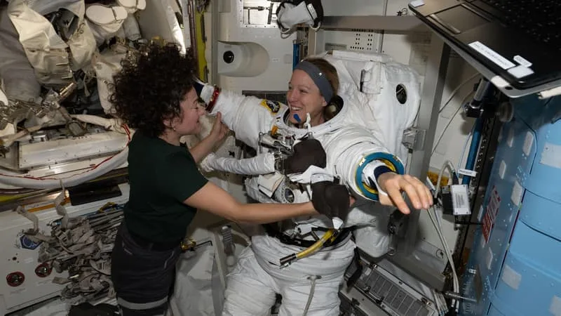 « MAGNIFIQUE ET TRÈS IMPRESSIONNANT »: APRÈS SA SORTIE DANS L’ESPACE, SOPHIE ADENOT RACONTE UNE EXPÉRIENCE « QUI SORT DE CE QUI EST IMAGINABLE »