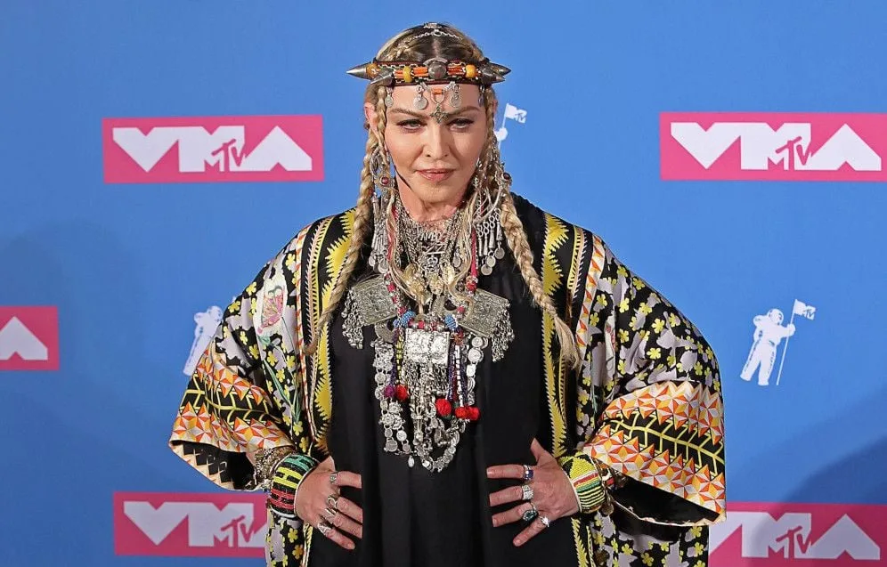 ENTRE GLAMOUR, MUSIQUE ET COULEURS, MADONNA FÊTE SES 68 ANS À CORFOU