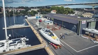 ENTRETIEN. « UN CHALLENGE ABOUTI, C’EST TELLEMENT LE PIED » : LE FOILER DE LOUIS DUC POUR LE VENDÉE GLOBE ARRIVE À CAEN