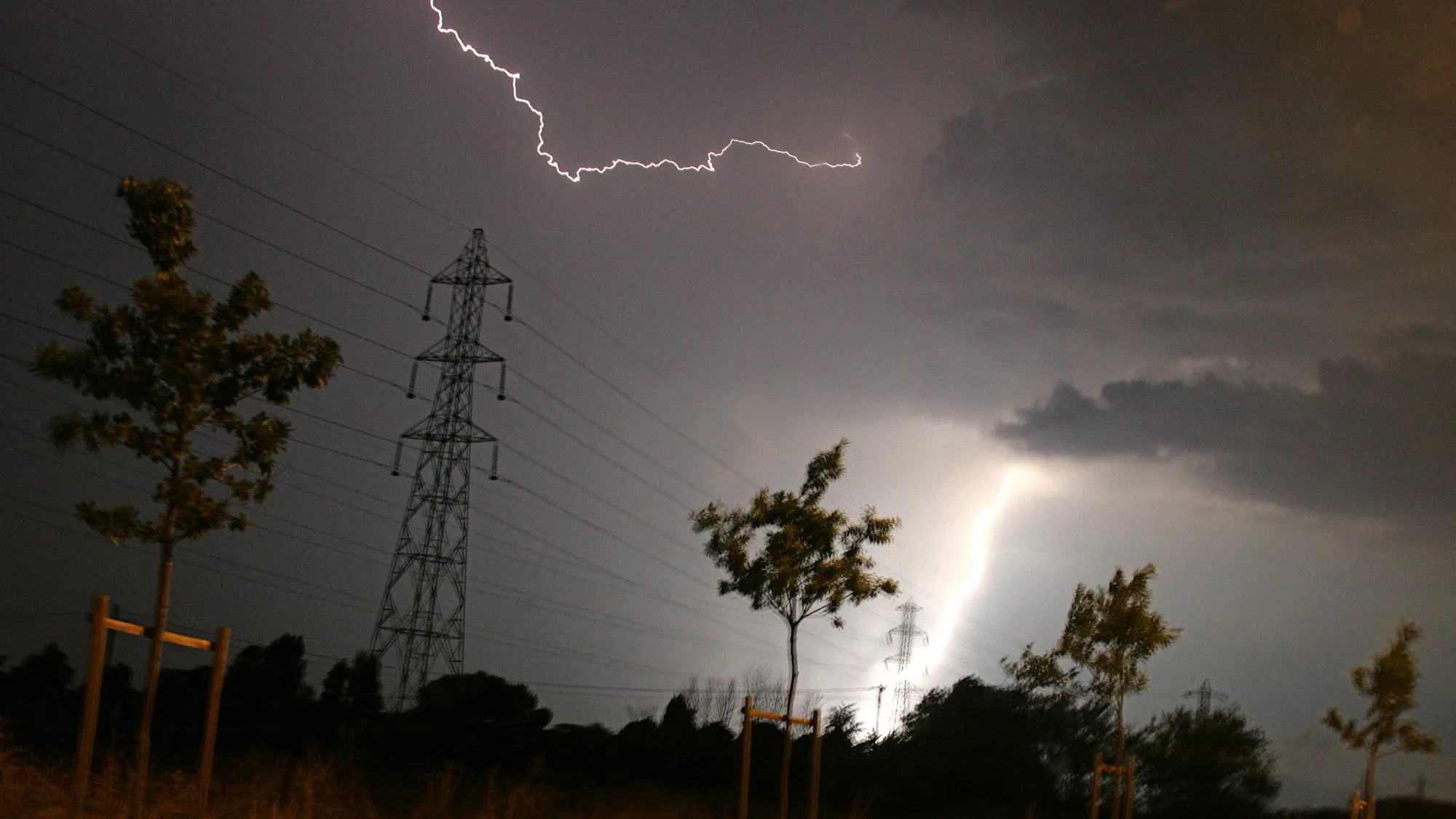EN RAISON D’ORAGES VIOLENTS, DEUX PERSONNES SONT MORTES EN FRANCE