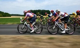 UNE DÉCISION « ASSUMÉE » : POURQUOI LES ÉTAPES DU TOUR DE FRANCE FEMMES NE SONT PAS DIFFUSÉES EN INTÉGRALITÉ ?
