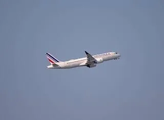 EBOLA : AIR FRANCE SUSPEND SES VOLS PARIS-KINSHASA APRÈS UN PREMIER CAS IDENTIFIÉ EN FRANCE, LA REPRISE PRÉVUE SAMEDI