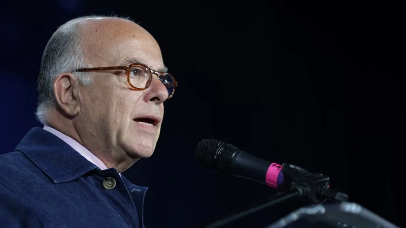 BERNARD CAZENEUVE APPELLE À FORMER UNE « COALITION DES ENGAGÉS » POUR ÉVITER LA VICTOIRE DU RN À LA PRÉSIDENTIELLE