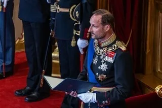 MORT DU ROI HARALD EN NORVÈGE : LE ROI HAAKON VIII A PRÊTÉ SERMENT SANS SON ÉPOUSE, CONVALESCENTE