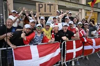 24H DU MANS. « ILS METTENT UNE AMBIANCE DE DINGUE » : LES SPECTATEURS ÉTRANGERS ONT VIBRÉ À LA PARADE DES PILOTES