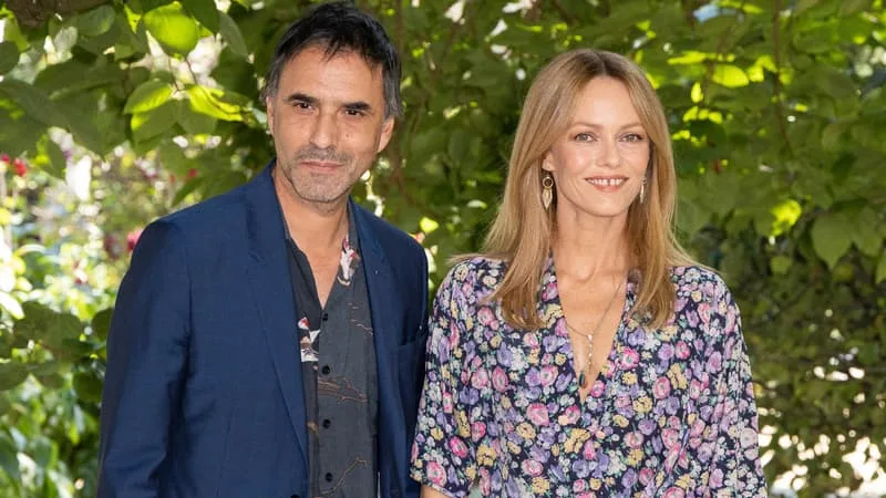 VANESSA PARADIS ET SAMUEL BENCHETRIT SE SÉPARENT « DANS LE RESPECT ET L’AFFECTION QU’ILS CONTINUENT DE SE PORTER »