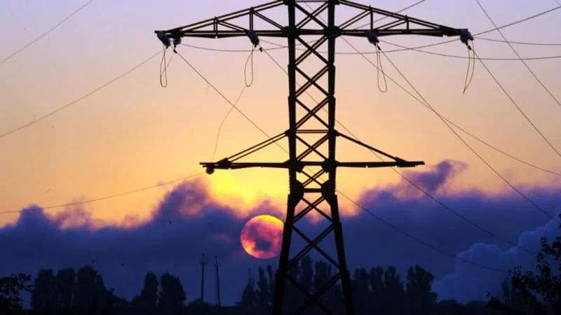 LE SOUS-SOLS SURCHAUFFENT LES CÂBLES: FACE À UN RISQUE « ÉLEVÉ » DE COUPURES D’ÉLECTRICITÉ, ENEDIS DÉCLENCHE SA « FORCE D’INTERVENTION RAPIDE »
