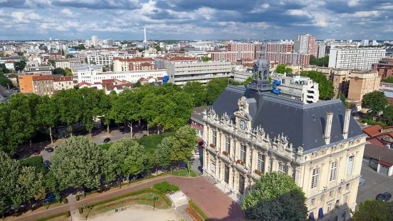 UN ÉLU RN D’IVRY-SUR-SEINE INTERROMPT LE CONSEIL MUNICIPAL EN SORTANT UN CRUCIFIX ET EN RÉCITANT UNE PRIÈRE