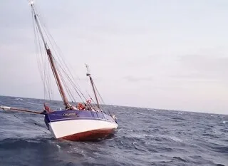 APRÈS UNE AVARIE, UN VOILIER EN BOIS AVEC CINQ PERSONNES À BORD ASSISTÉ PAR LA SNSM AU LARGE DE LA POINTE DE LA HAGUE