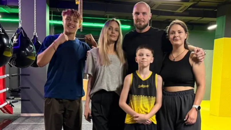 « ÇA, C’EST LA VRAIE CLASSE » : LA VISITE SURPRISE D’ANGELINA JOLIE DANS CE CLUB DE BOXE EN UKRAINE A RAVI SON PROPRIÉTAIRE