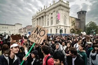 « PAS D’ARGENT POUR L’ÉCOLE, MAIS POUR LES ARMES OUI » : EN ITALIE, LE RÉARMEMENT AU CŒUR DES CONTESTATIONS