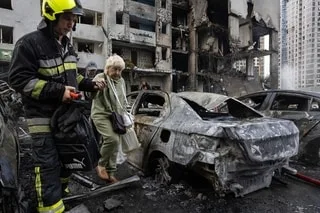 GUERRE EN UKRAINE : CE QUE L’ON SAIT DE L’ATTAQUE RUSSE « MASSIVE » QUI A FAIT 12 MORTS À KIEV ET DANS SA RÉGION