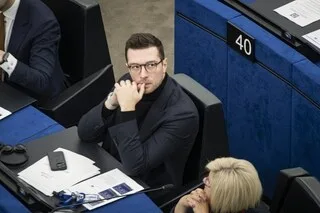 NOUVELLE AFFAIRE D’IRRÉGULARITÉS DANS LES FONDS EUROPÉENS DU RN : LA DROITE MINIMISE LES CONSÉQUENCES LORS D’UN VOTE