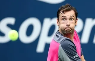 US OPEN. MATCH INTERROMPU SUR UNE BALLE DE MATCH, CASQUETTE ENVOLÉE… LA DRÔLE DE VICTOIRE DE QUENTIN HALYS