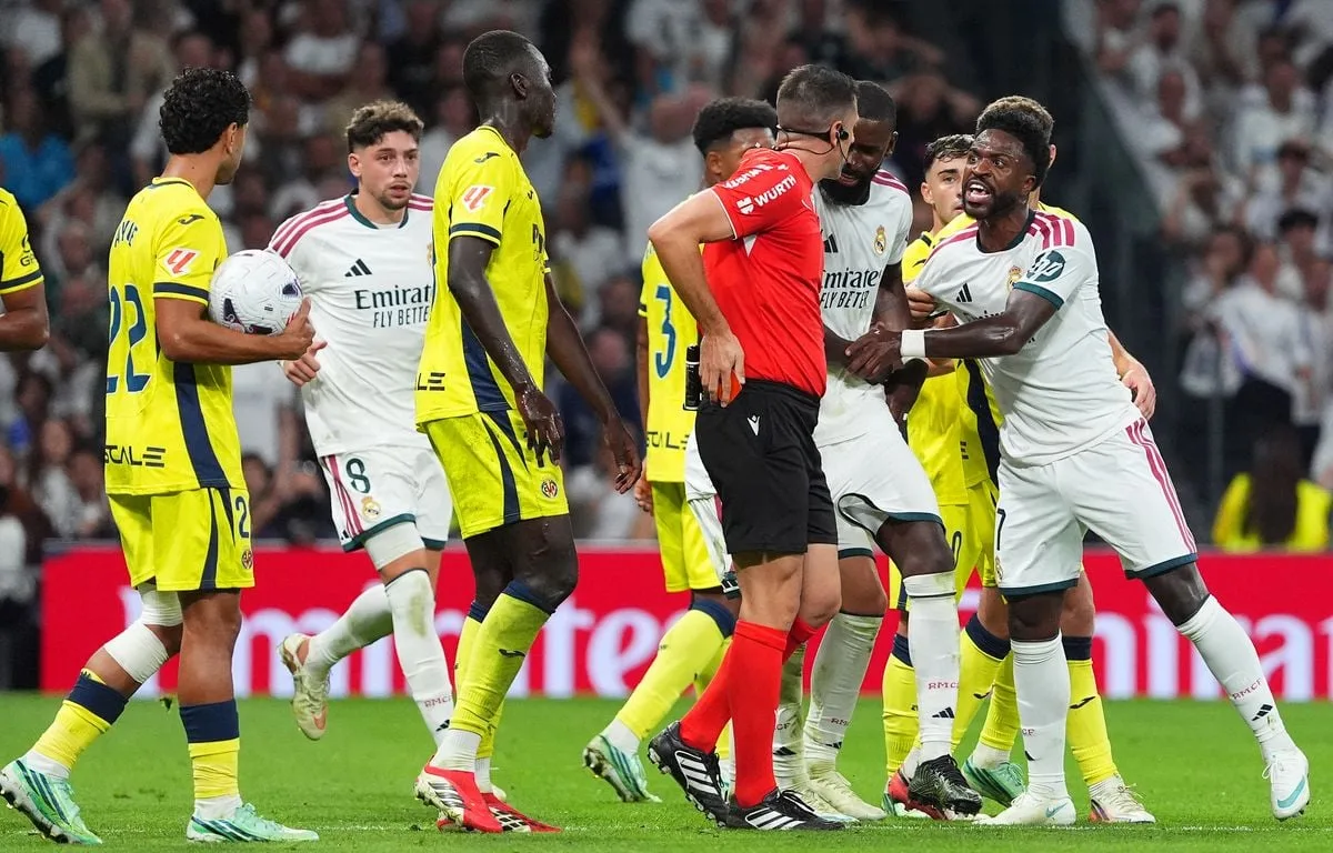 REAL MADRID : VINICIUS TORPILLÉ PAR LES MÉDIAS POUR SON TIRAGE DE CHEVEUX « RIDICULE », ET SUSPENDU POUR LE CLASICO ?