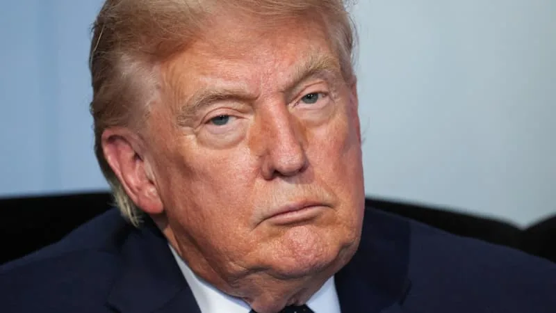 UN PROJET SIGNÉ DONALD TRUMP QUI S’ÉCAILLE: LA PEINTURE BLEUE TOUT JUSTE APPLIQUÉE SUR LE BASSIN RÉFLÉCHISSANT DU LINCOLN MEMORIAL SE DÉCOLLE DÉJÀ À L’APPROCHE DES CÉLÉBRATIONS DES 250 ANS DES ÉTATS-UNIS