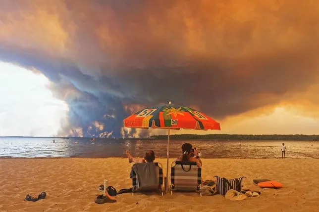 “INSTANTANÉ DE L’APOCALYPSE” : SUR UNE PLAGE DE GIRONDE, UNE PHOTO EMBLÉMATIQUE DES INCENDIES