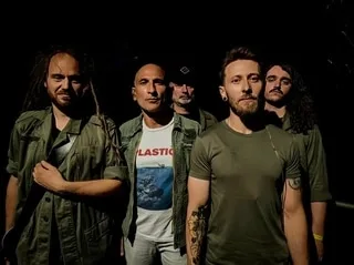 SON CHANTEUR EST ACCUSÉ DE VIOLENCES SEXISTES ET SEXUELLES : CE GROUPE DE ROCK SE PRODUIRA BIEN DANS LE MAINE-ET-LOIRE