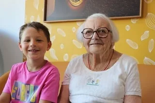 « J’AIME BIEN QUAND ELLE ME RACONTE LA GUERRE » : BASILE, 7 ANS, ET GENEVIÈVE, 99 ANS, ONT NOUÉ UNE AMITIÉ SOLIDE