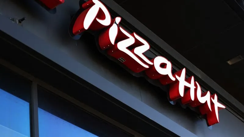 SON PROPRIÉTAIRE SE DÉBARRASSE DE LA CHAÎNE PIZZA HUT, EN PERTE DE VITESSE ET DÉPASSÉE PAR DOMINOS, POUR 2,7 MILLIARDS DE DOLLARS