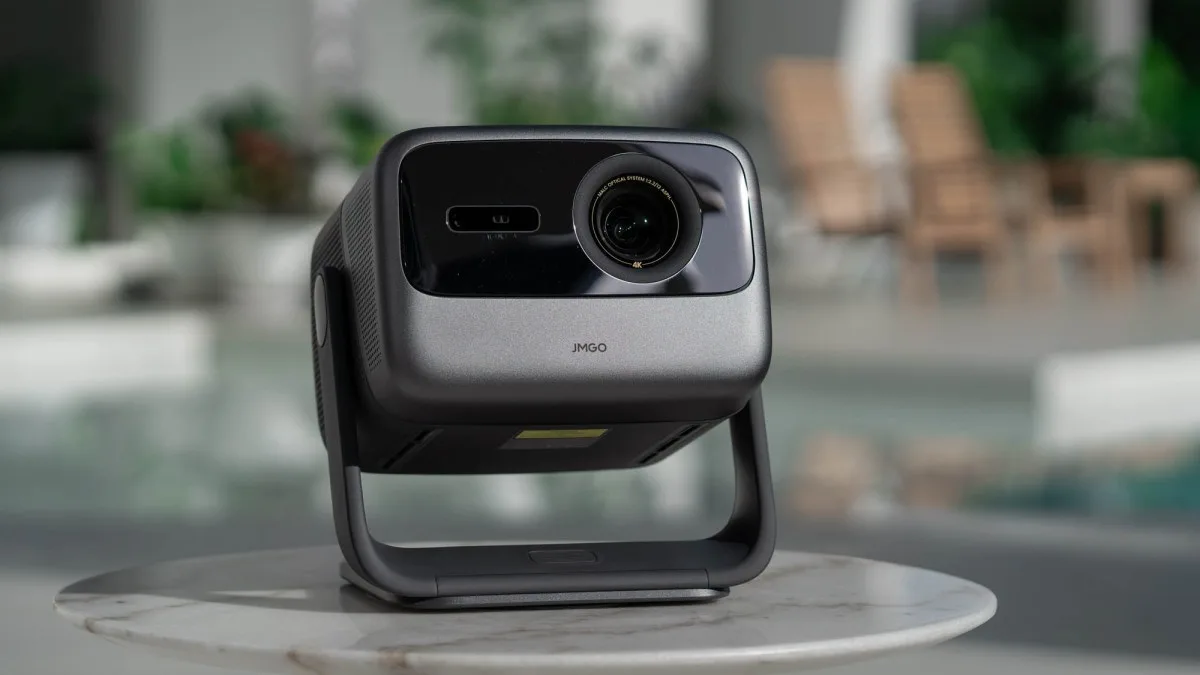 JMGO N1S ULTIMATE 4K : CE PICOPROJECTEUR 4K ORIENTABLE AVEC GOOGLE TV PERD 500 € DE SON PRIX