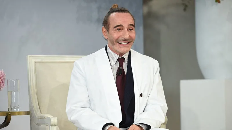 « JE LE REGRETTE PROFONDÉMENT »: RATTRAPÉ PAR SES PROPOS ANTISÉMITES, JOHN GALLIANO RENONCE À UNE EXPOSITION À NEW YORK