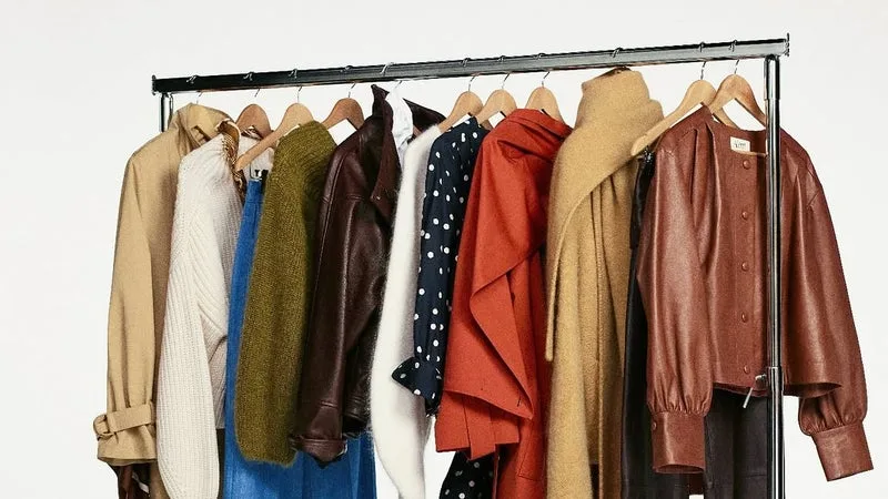 « CELA RESSEMBLE À DU MASSIMO DUTTI »: 13 ANS APRÈS LA CRÉATION DE LA MARQUE, LE CHANGEMENT DE STYLE RADICAL DE SÉZANE EST LOIN DE FAIRE L’UNANIMITÉ PARMI LES CLIENTES FIDÈLES