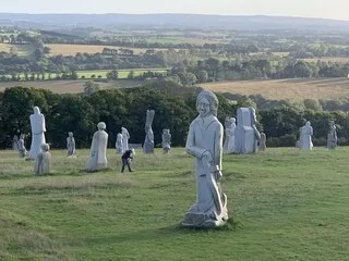 « ÇA CAUSERAIT DES DOMMAGES IRRÉVERSIBLES » : UN PARC ÉOLIEN EN PROJET FACE À LA VALLÉE DES SAINTS EN BRETAGNE