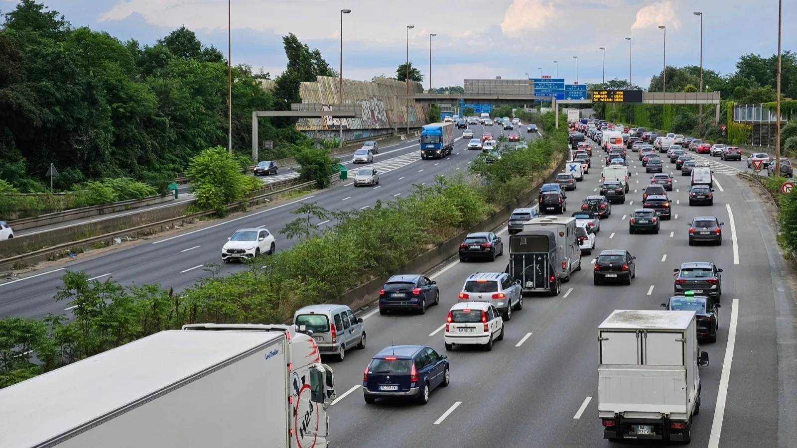 PIC DE POLLUTION ET CANICULE : MÊME LES VOITURES ÉLECTRIQUES DOIVENT RALENTIR, ET CE N’EST PAS QU’UN DÉLIRE PARISIEN
