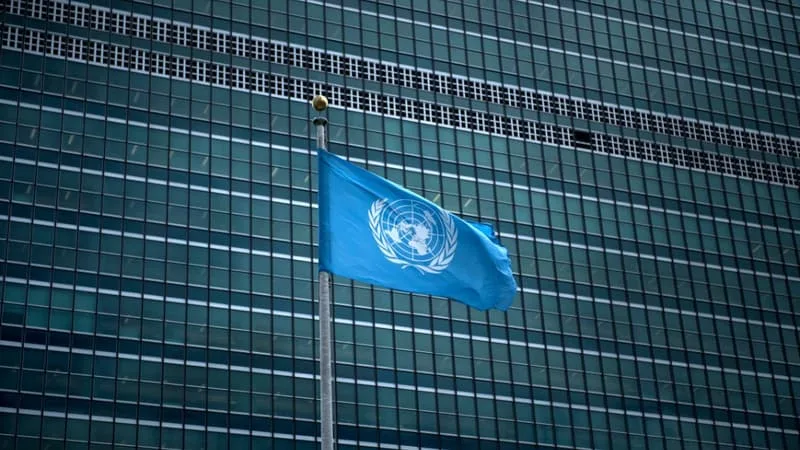 UN HOMME MEURT APRÈS S’ÊTRE IMMOLÉ PAR LE FEU DEVANT LE SIÈGE DES NATIONS UNIES À NEW-YORK