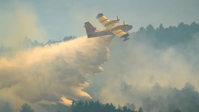 « LA FRANCE NE SAURAIT DÉPENDRE DES COMMANDES DES AUTRES »: FACE AUX INCENDIES À RÉPÉTITION, ÉDOUARD PHILIPPE PROMET DE SOUTENIR LE DÉVELOPPEMENT D’UN CANADAIR « SOUVERAIN » EN CAS DE VICTOIRE À L’ÉLECTION PRÉSIDENTIELLE