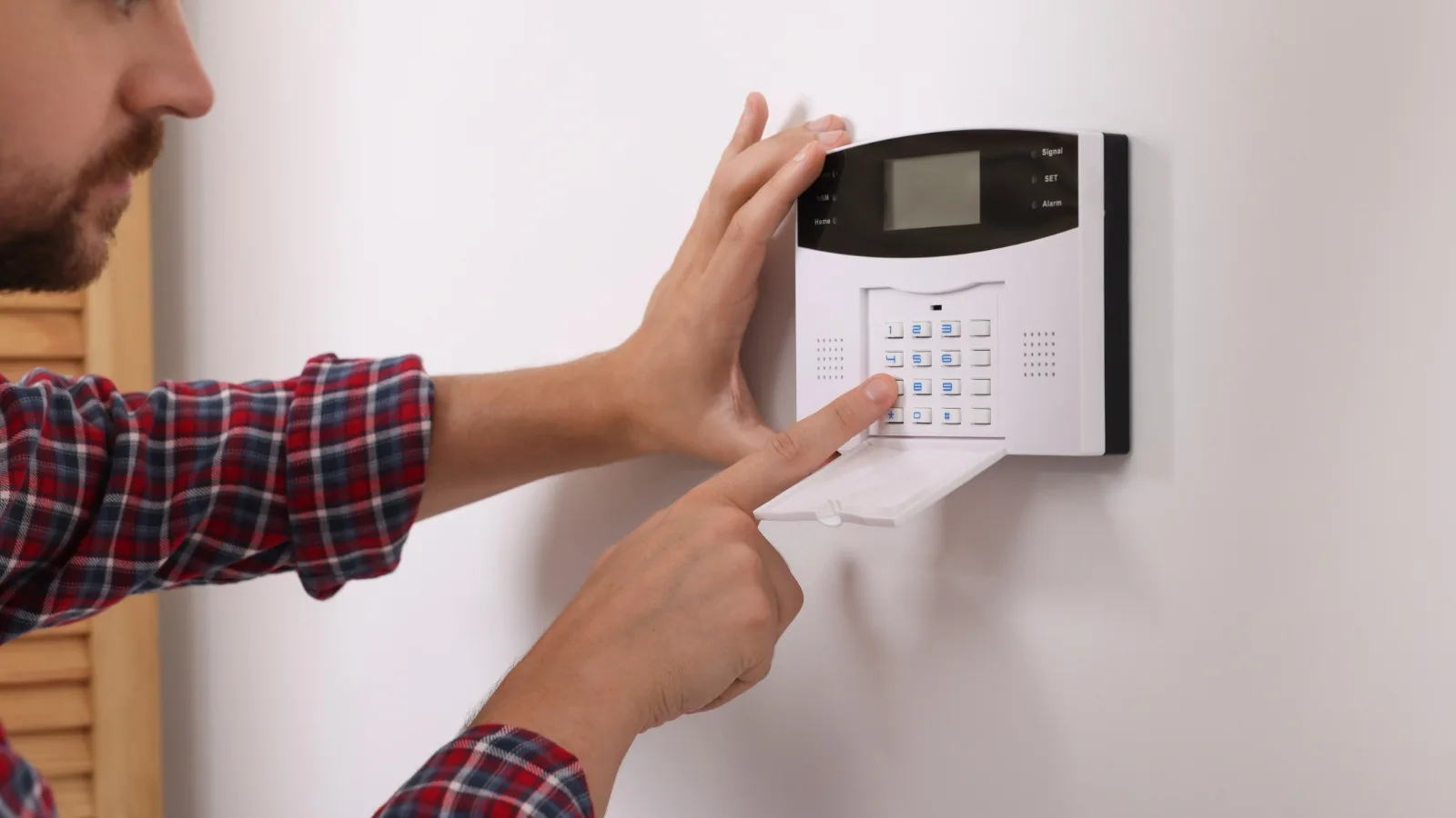 COMMENT CHOISIR UNE ALARME DE MAISON CONNECTÉE EN 2026 ?