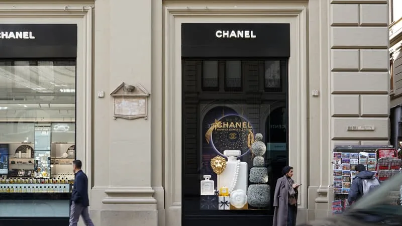 CHANEL, BULGARI, MONCLER… LA JUSTICE ITALIENNE PERQUISITIONNE LES SIÈGES DE ONZE MARQUES DE LUXE SOUPÇONNÉES D’EXPLOITATION DE MAIN-D’OEUVRE