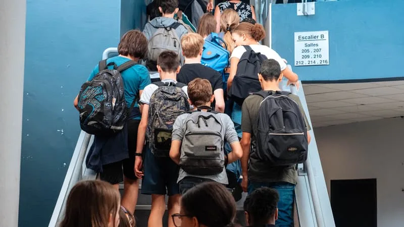 LISTES MOINS LONGUES, RÉUTILISATION, ACHATS EN PROMOTION, AIDES DES COMMUNES… POURQUOI LE COÛT DE LA RENTRÉE SCOLAIRE EST « GLOBALEMENT EN BAISSE » (SURTOUT AU NIVEAU ÉLÉMENTAIRE)