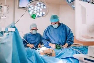 « DEUX PETITES CICATRICES DE 3 CM » : EN BRETAGNE, CETTE CHIRURGIE RÉVOLUTIONNE LA PRISE EN CHARGE DU CANCER DU SEIN
