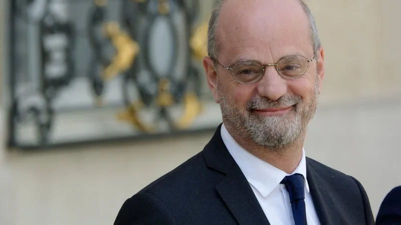 L’ANCIEN MINISTRE JEAN-MICHEL BLANQUER « ASSUME COMPLÈTEMENT » SA RÉFORME DU LYCÉE MAIS CONCÈDE QU’ELLA A PU « ACCENTUER » LES PROBLÈMES D’EMPLOI DU TEMPS