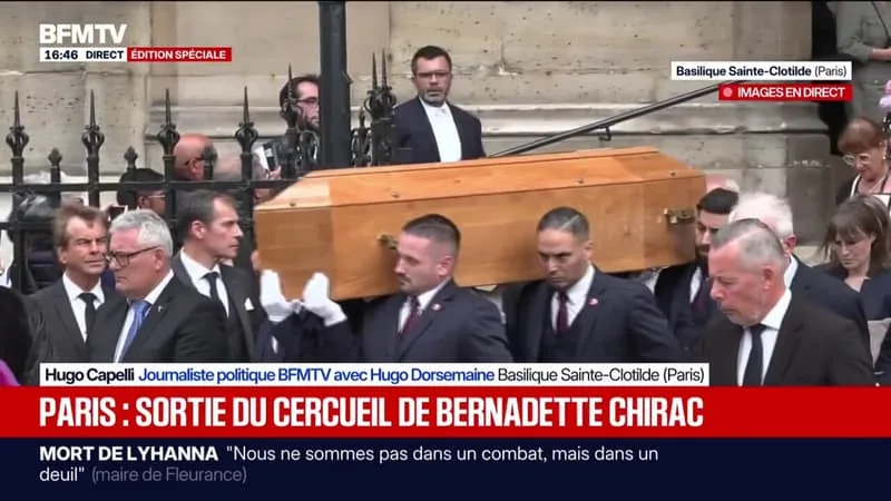 LE CERCUEIL DE BERNADETTE CHIRAC SORT DE LA BASILIQUE SAINTE-CLOTILDE À PARIS