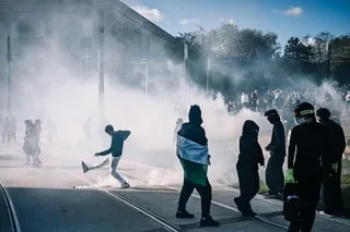 POURQUOI SAINT-BRIEUC A ÉCHAPPÉ AUX VIOLENCES DU 17 OCTOBRE, À PART DEUX INTERPELLATIONS POUR DES FEUX DE POUBELLES ?