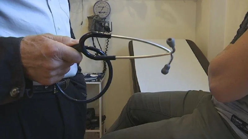 6,3 MILLIONS DE FRANÇAIS SONT SANS MÉDECIN TRAITANT: RÉMUNÉRÉS 171.000 EUROS PAR AN EN MÉDIANE, LES GÉNÉRALISTES DOIVENT-ILS ÊTRE PLUS PAYÉS POUR LE SUIVI DES PATIENTS?