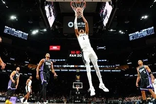 VIDÉO. L’ACTION DE DINGUE DE WEMBANYAMA AVEC LES SPURS : RÉCUPÉRATION DANS SA RAQUETTE ET DUNK À L’AUTRE BOUT DU TERRAIN