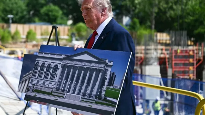 « J’AI FAIT BEAUCOUP DE TRAVAIL DANS VOS CATHÉDRALES ET VOS PALAIS »: EN RUSSIE, LE RESPONSABLE DE LA SALLE DE BAL DE DONALD TRUMP SE DIT « INSPIRÉ » PAR SAINT-PÉTERSBOURG