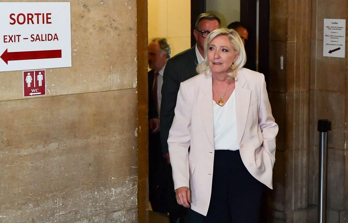 EN DIRECT PROCÈS EN APPEL DE MARINE LE PEN : UN AN FERME MAIS INÉLIGIBILITÉ DÉJÀ EXÉCUTÉE… LE RN TIENT SA RÉUNION DE CRISE…
