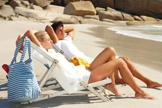 POURQUOI SOMMES-NOUS SI FATIGUÉS APRÈS QUELQUES HEURES PASSÉES AU SOLEIL À LA PLAGE ?