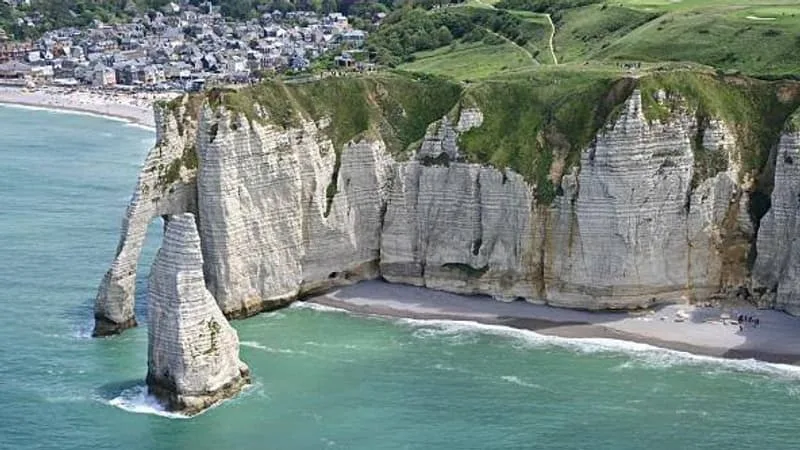 DIX PERSONNES HÉLITREUILLÉES PAR LES SECOURS APRÈS AVOIR ÉTÉ ISOLÉES PAR LA MARÉE À ÉTRETAT