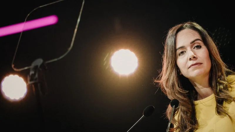RETRAITE, CRITIQUE DE MARINE LE PEN, HOMMAGE À JAVIER MILEI… CE QUE CONTIENT LE LIVRE « OÙ VA L’ARGENT? » DE SARAH KNAFO