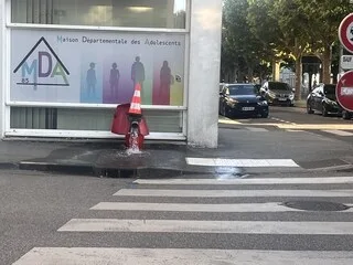 PIC DE MANGANÈSE DANS L’EAU POTABLE : POURQUOI L’EAU DÉBORDE DANS CES RUES DE VENDÉE EN PLEINE CANICULE ?